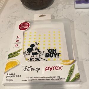 Pyrex® Half-Gallon Silicone Storage Bag 2-pack: Disney Mickey Mouse